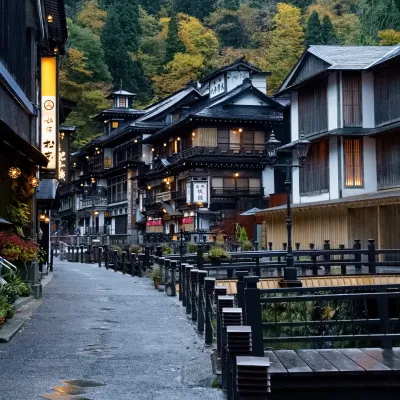 川沿いに歴史ある木造多層建ての温泉旅館が立ち並ぶ、大正ロマンの風情漂う銀山温泉の町並み